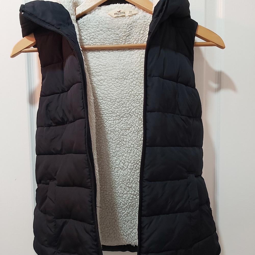Hollister Sherpa Lined Quilted Puffer Vest. Size: XS, Color: Blue - Picture 2 of 8